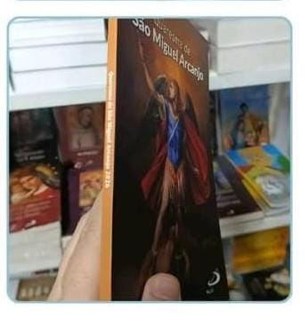 Leitora segurando o livro Quaresma de São Miguel Arcanjo na livraria